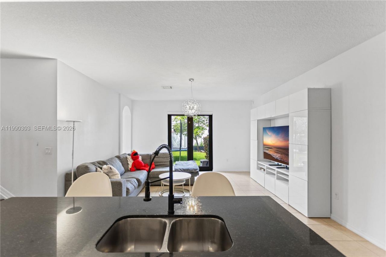 19244 NE 9th Pl, Miami, FL 33179 Photo