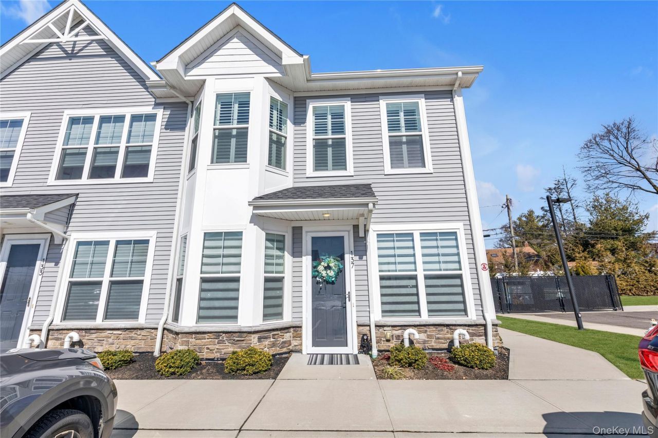 137 Emanuel Way, East Meadow, NY 11554 Main Photo