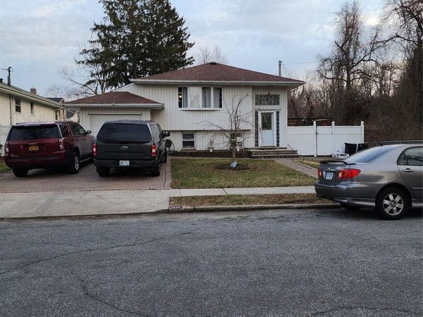 1656 Michalicki Place , Merrick, NY 11566