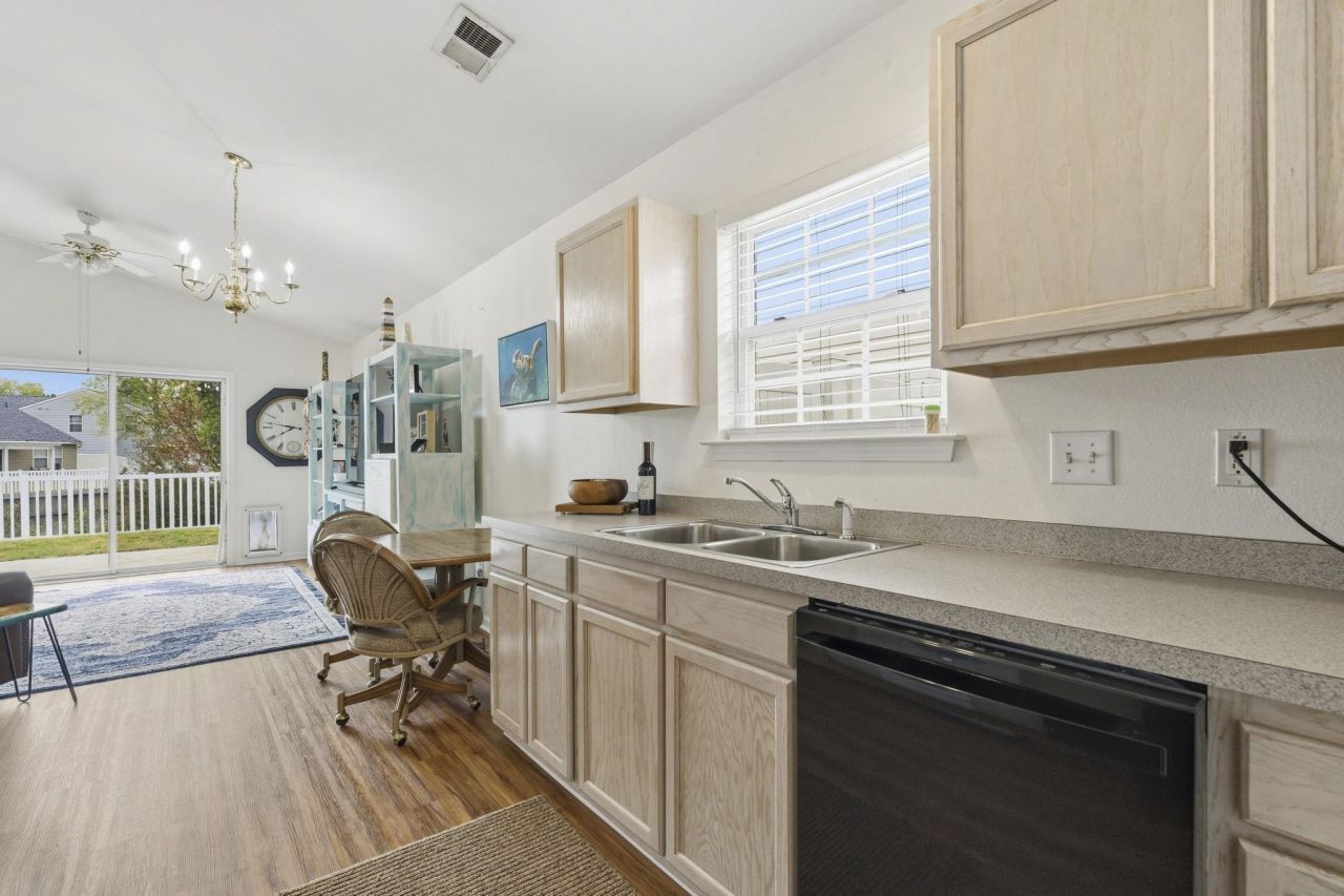 907 Silvercrest Dr.  Photo 11