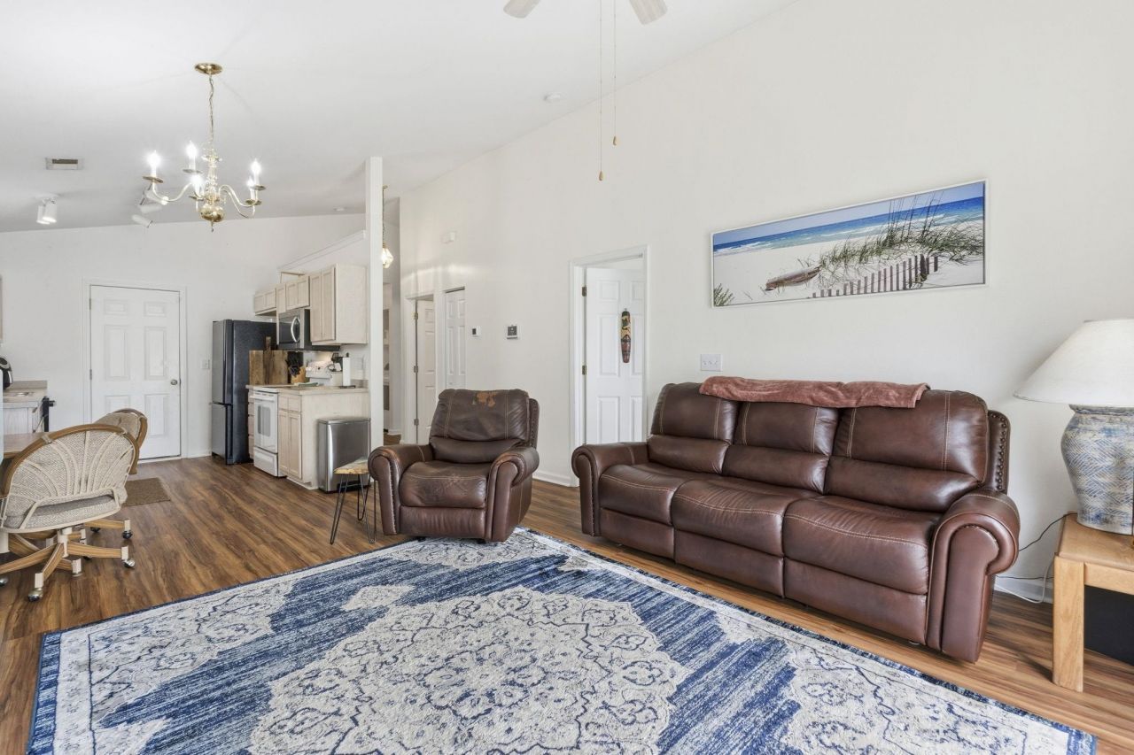 907 Silvercrest Dr.  Photo 4