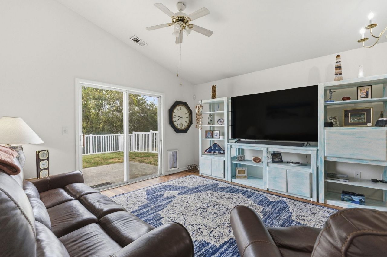 907 Silvercrest Dr.  Photo 6