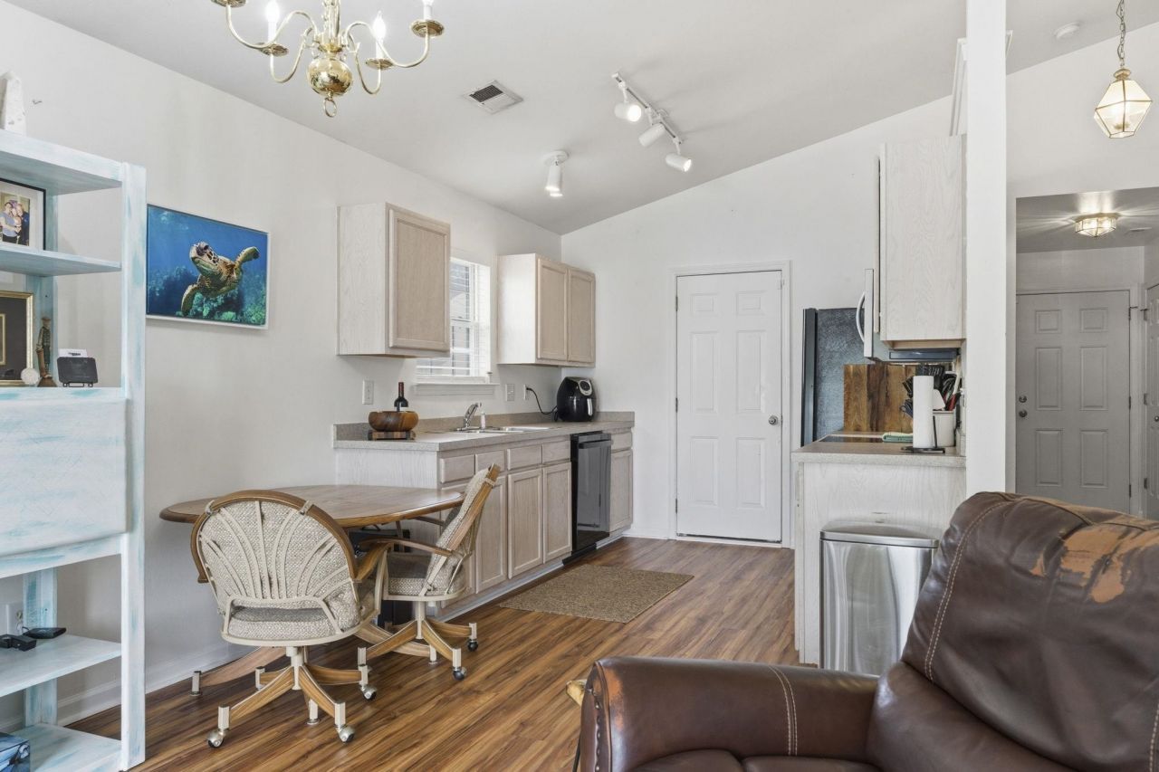 907 Silvercrest Dr.  Photo 7