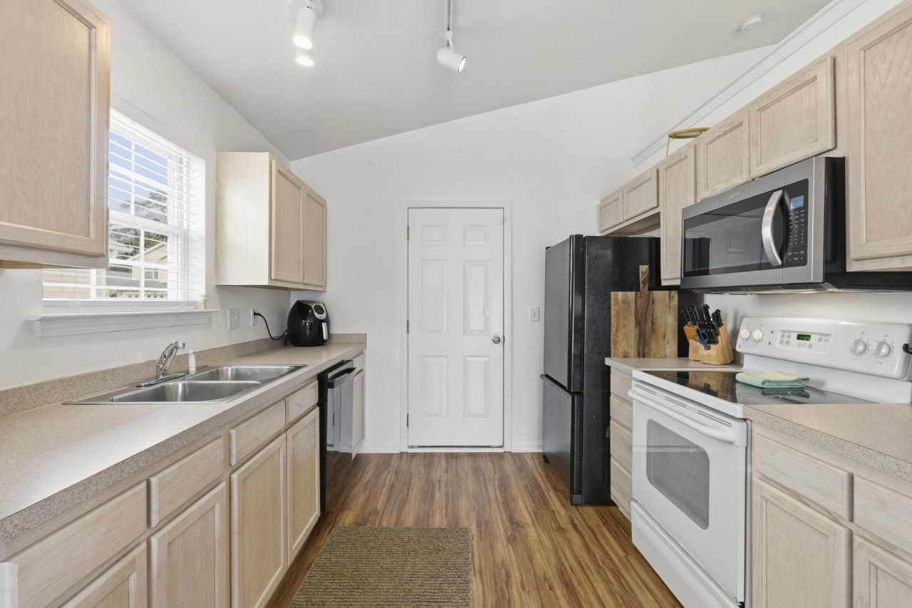 907 Silvercrest Dr.  Photo 8