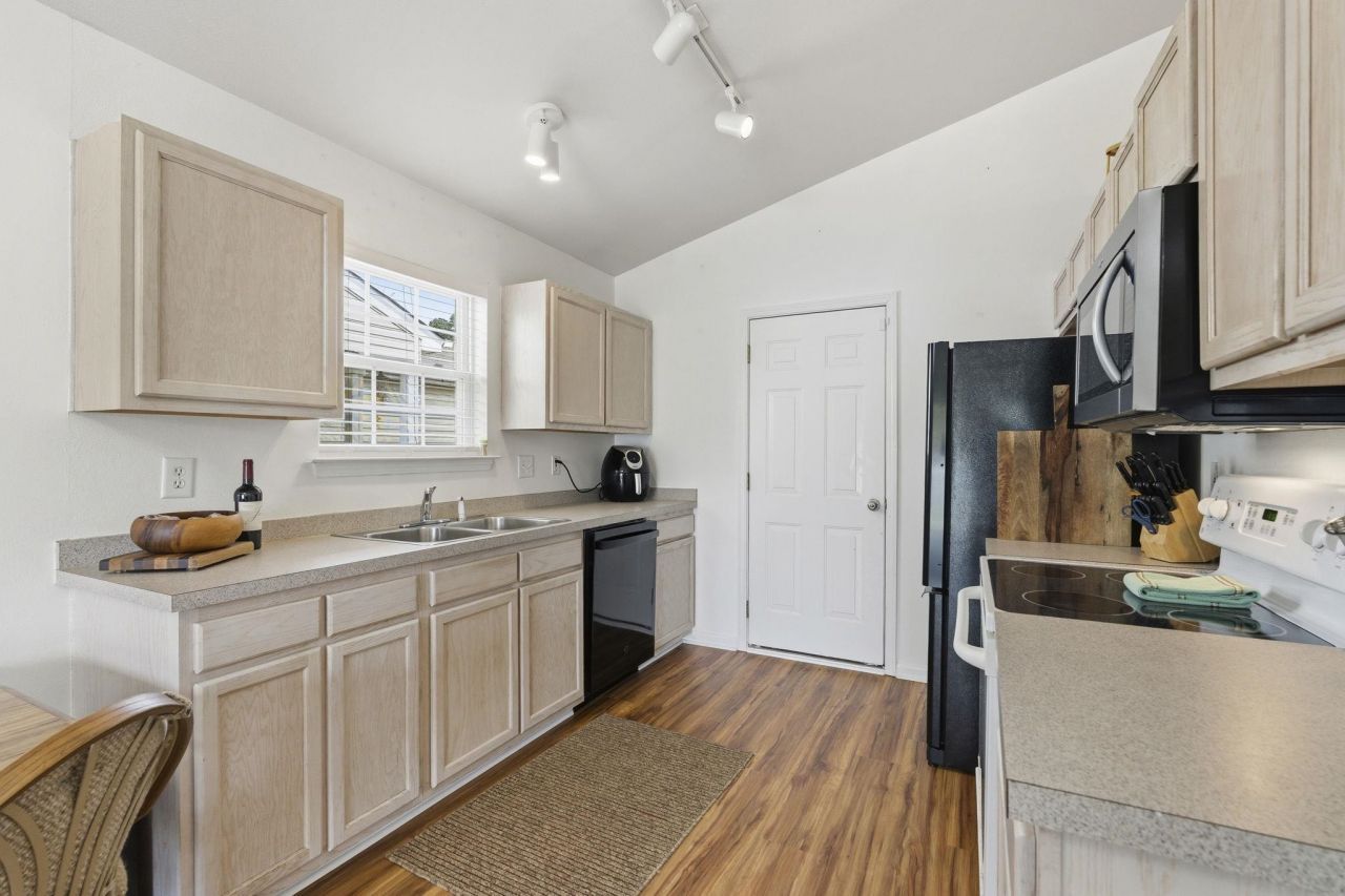 907 Silvercrest Dr.  Photo 9