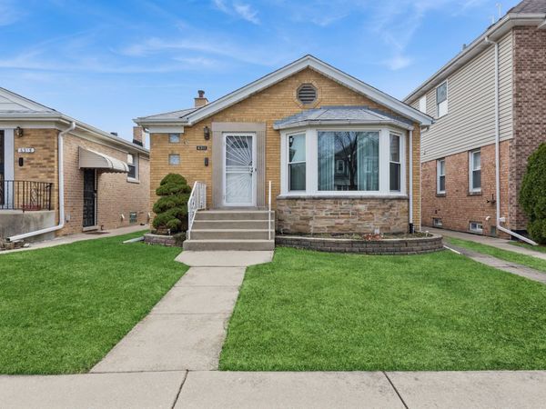 6311 N Tripp Avenue , Chicago, IL 60646