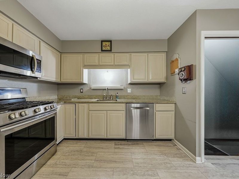 4882 Southwood Drive, Brooklyn, OH 44144 Photo 13