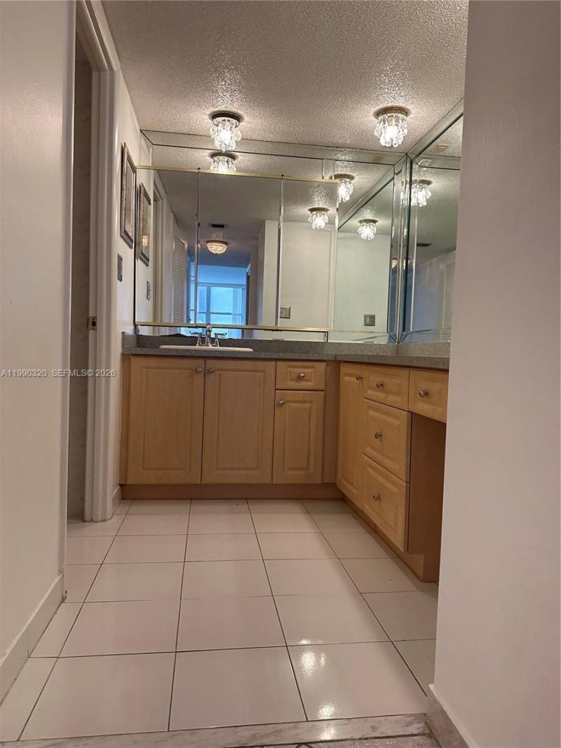 6039 Collins Ave , Unit 505, Miami Beach, FL 33140 Photo