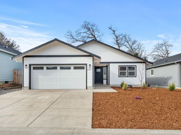 221 Christopher Way, Talent, OR 97540