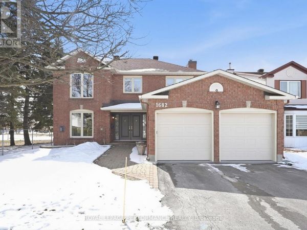 1682 Barrington Street, Ottawa, ON K1C4W8