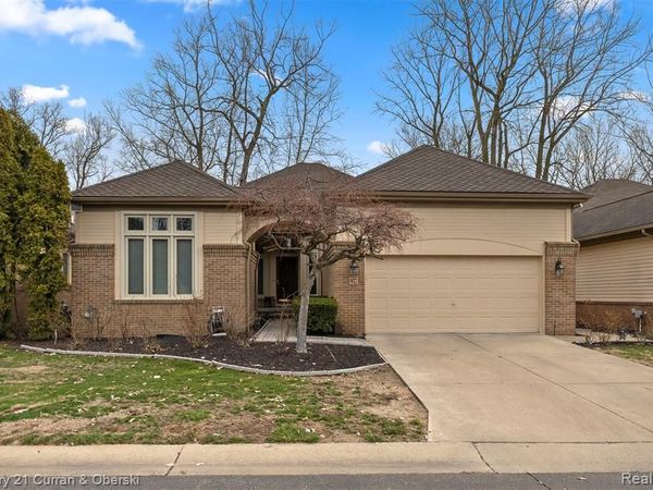 28 Turnberry Lane, Dearborn, MI 48120