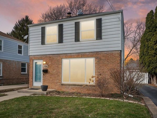 1918 E Eden PLACE, Saint Francis, WI 53235