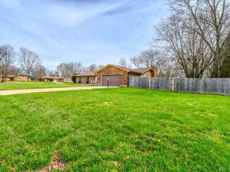 1276 Meadow Bridge Drive, Beavercreek, OH 45432 Photo 2