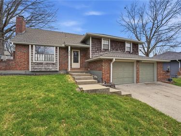 200 SE Sherri Lane, Blue Springs, MO 64014