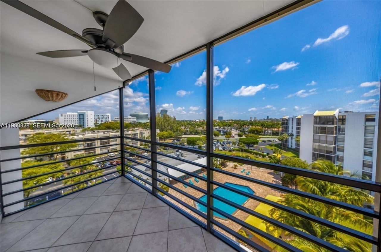 20400 W Country Club Dr , Unit 812, Aventura, FL 33180 Photo