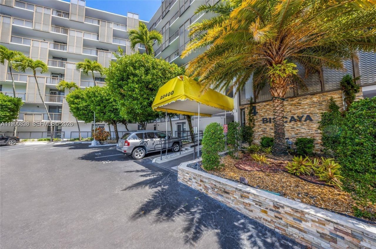 20400 W Country Club Dr , Unit 812, Aventura, FL 33180 Photo