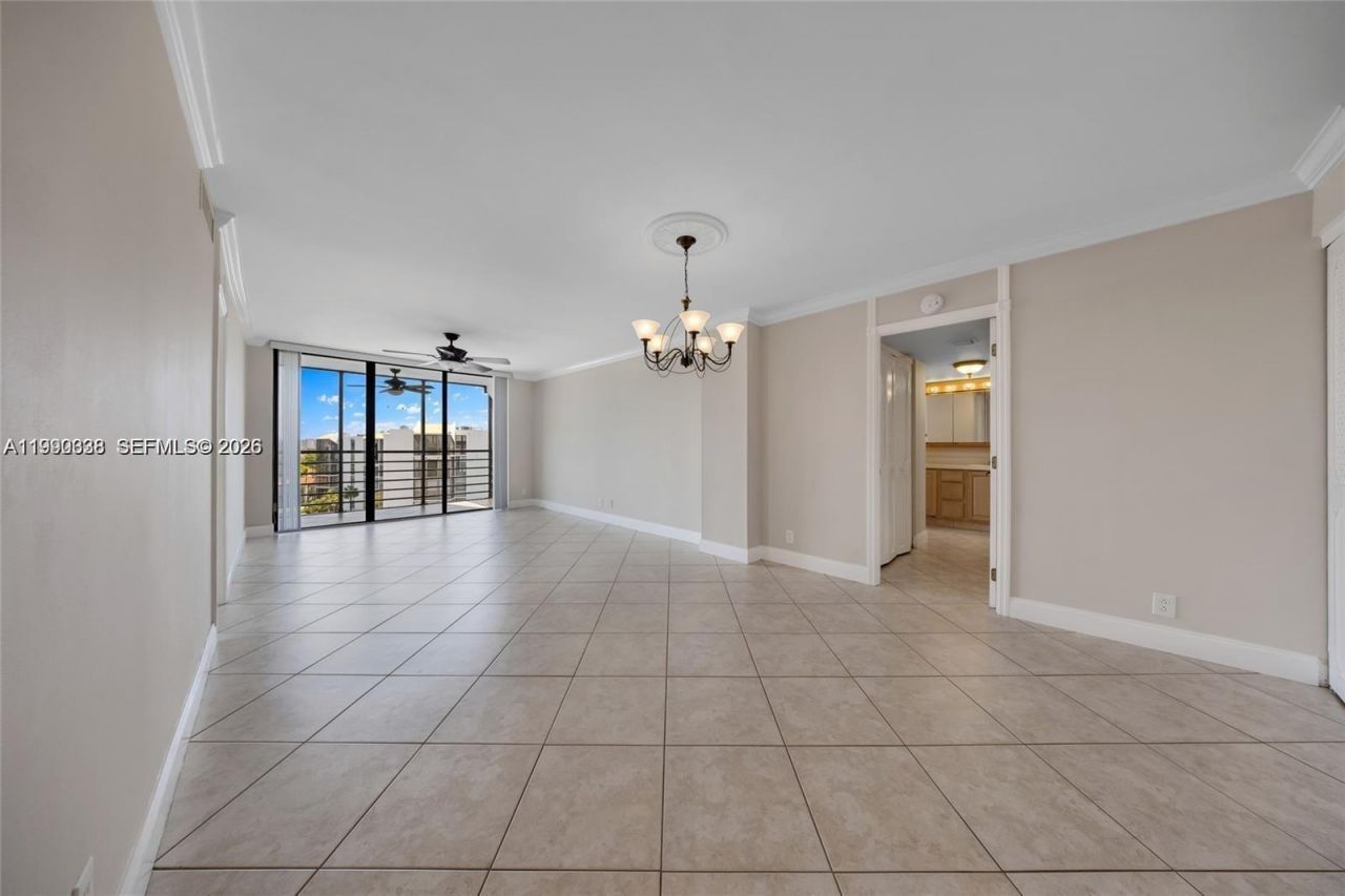 20400 W Country Club Dr , Unit 812, Aventura, FL 33180 Photo