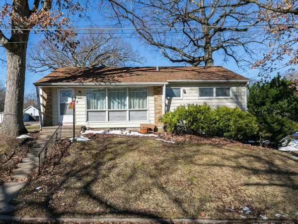 1659 33rd St , Moline, IL 61265