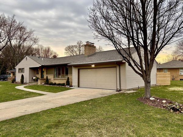 2135 Apple Avenue NW, Grand Rapids, MI 49504