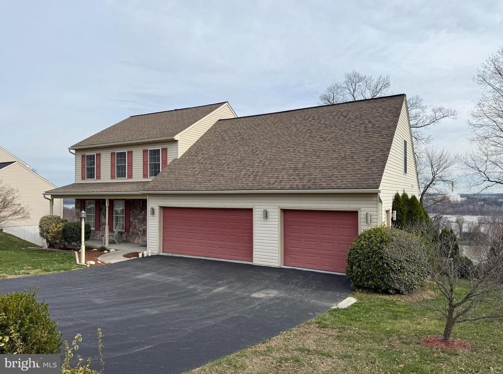 435 N BURBERRY LANE , MOUNT WOLF, PA 17347