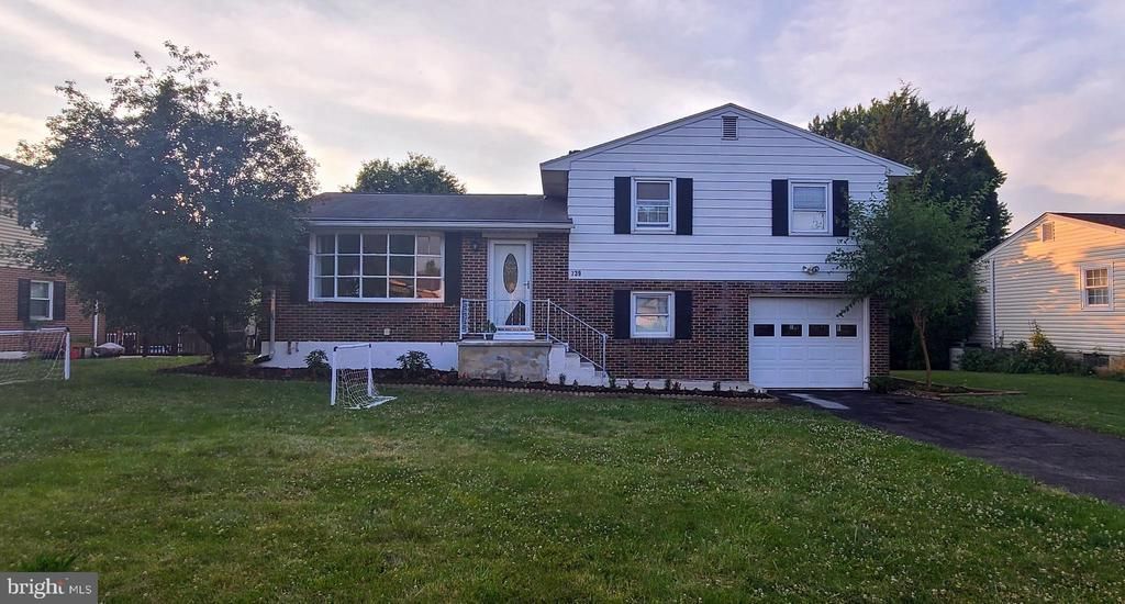 739 HENRY DRIVE , EMMAUS, PA 18049