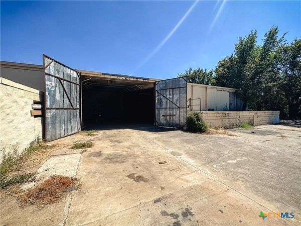 512 Jones Street , Gonzales, TX 78629