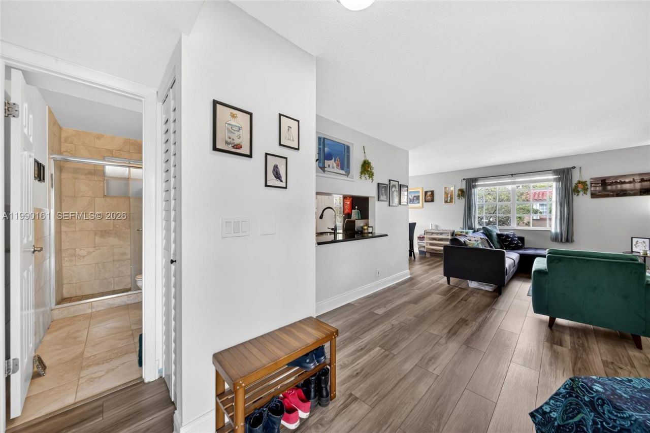 365 SW 86th Ave , Unit 201, Pembroke Pines, FL 33025 Photo