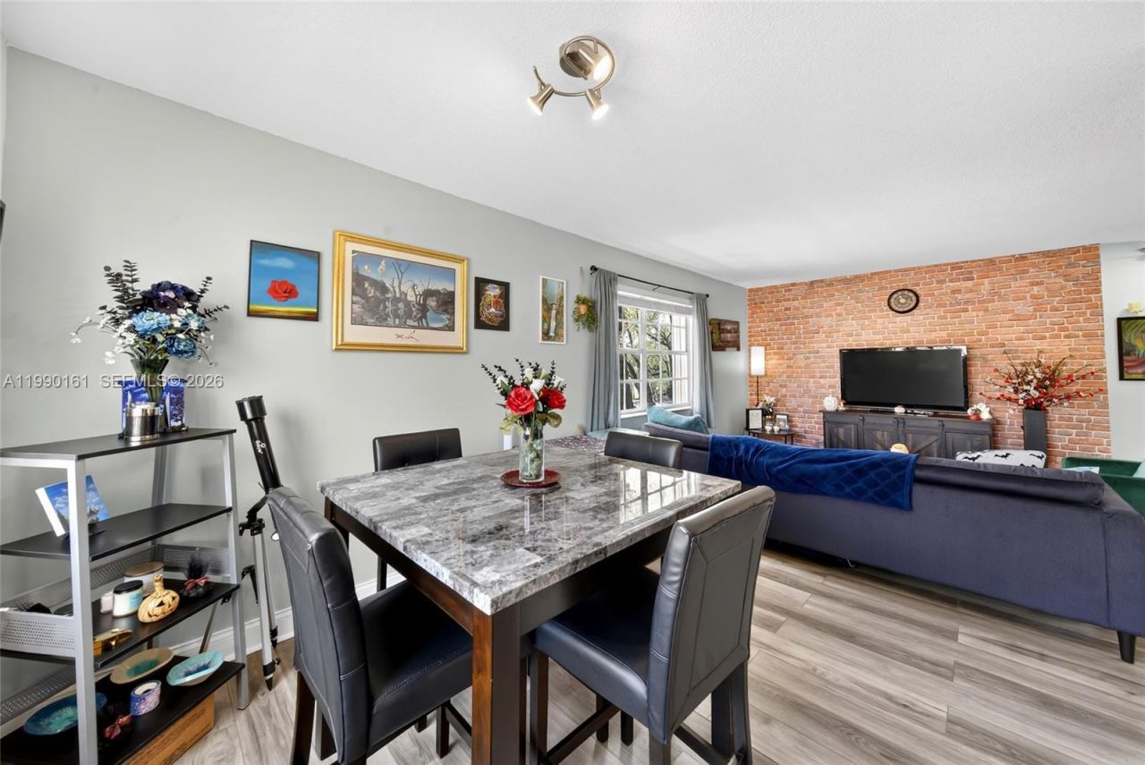 365 SW 86th Ave , Unit 201, Pembroke Pines, FL 33025 Photo