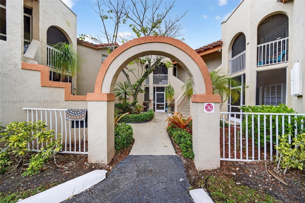 365 SW 86th Ave , Unit 201, Pembroke Pines, FL 33025 Photo