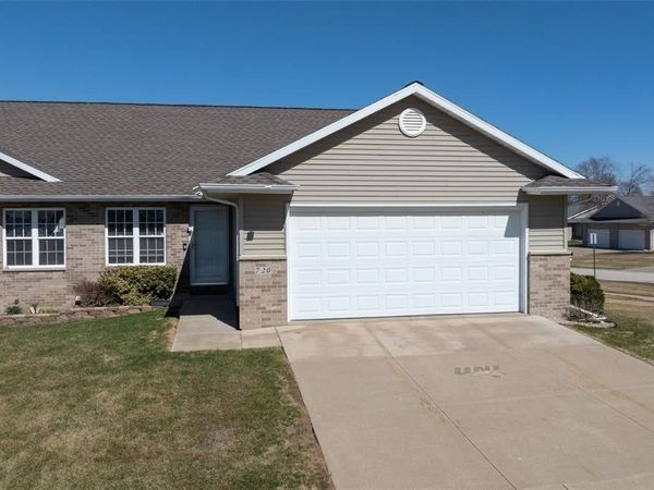 720 Hillview Drive, Fairfax, IA 52228