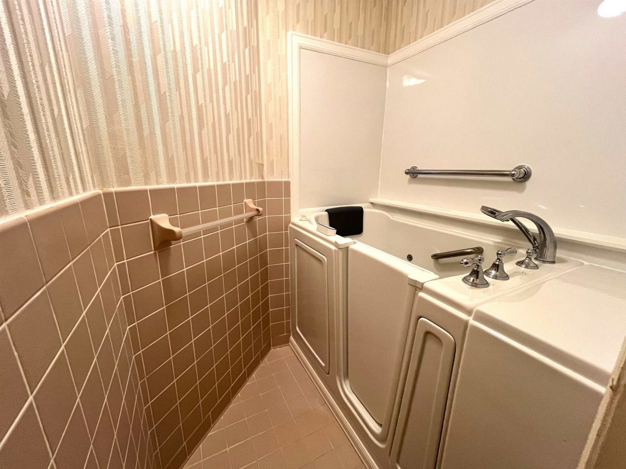 2118 N Berwick Dr. Photo 16