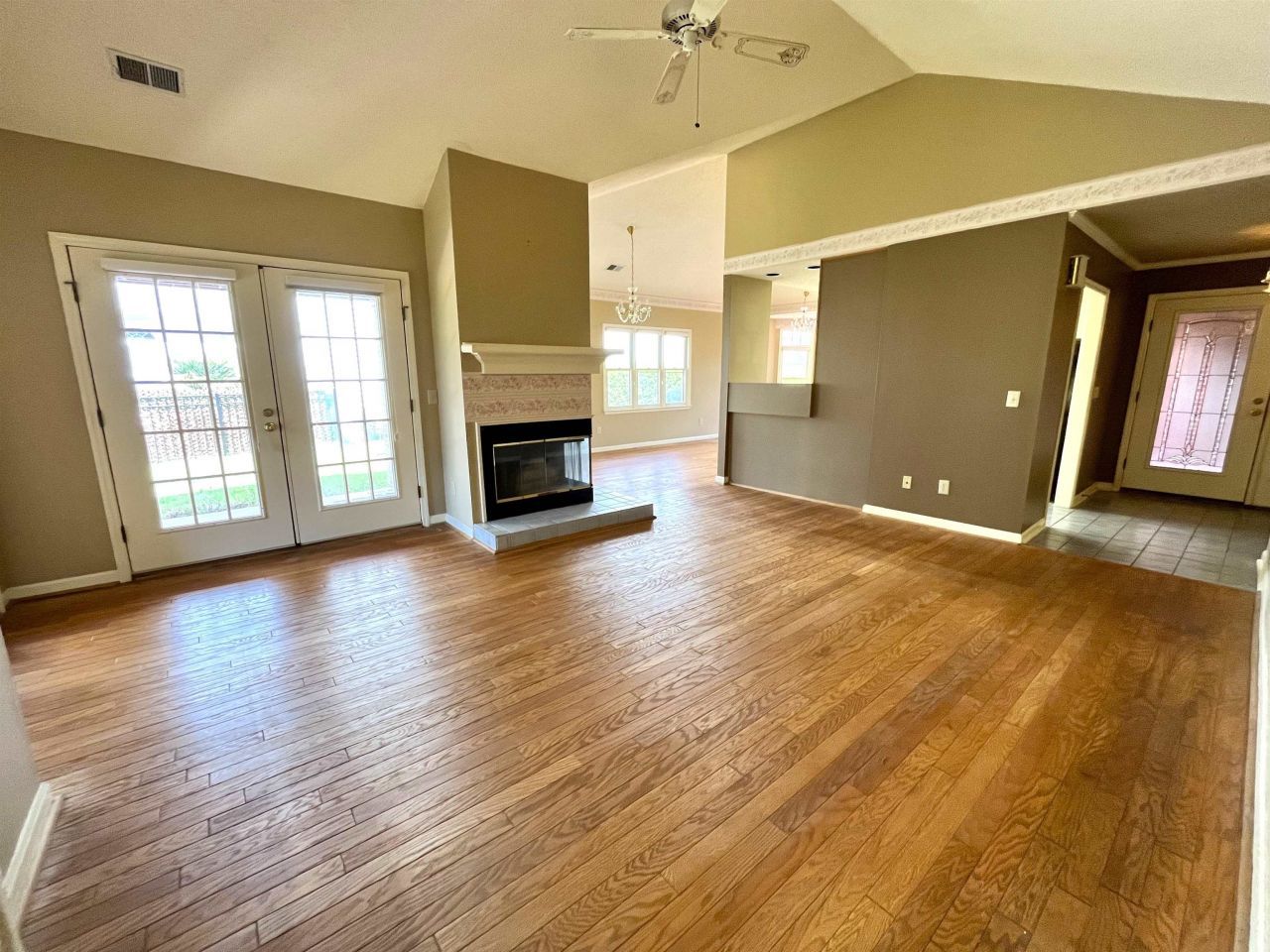 2118 N Berwick Dr. Photo 4