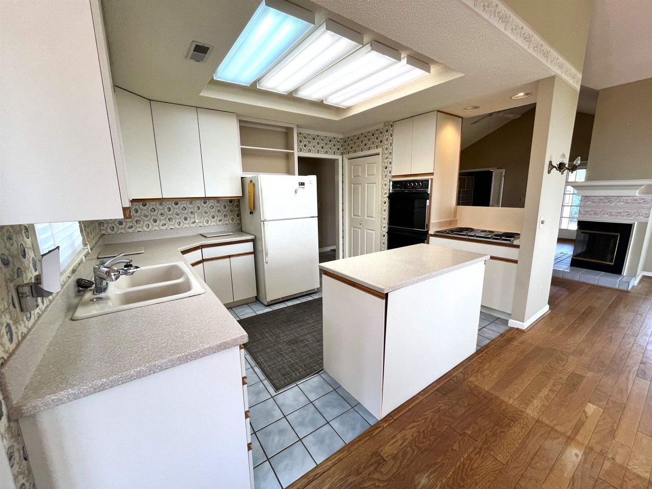 2118 N Berwick Dr. Photo 5