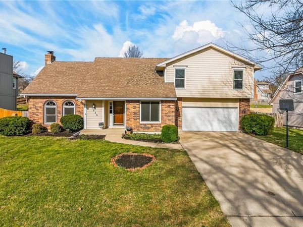 1525 Yorkshire Drive, Lee's Summit, MO 64086