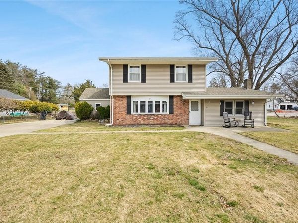 11 Margaret Rd, Taunton, MA 02718