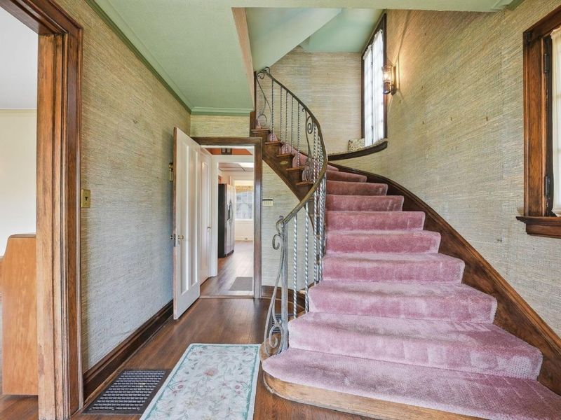 2448 Sherwood Road, Columbus, OH 43209 Photo 3