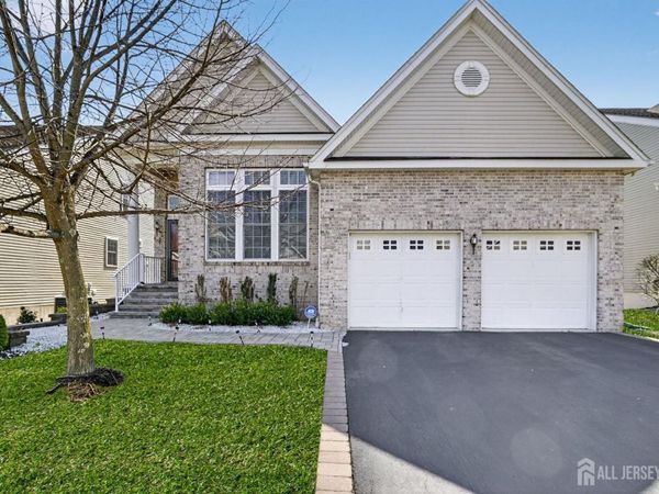 6 Inverness Drive, Kendall Park, NJ 08824