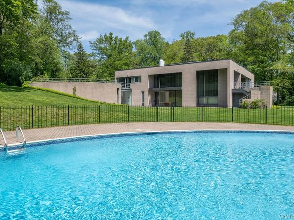 3 Paddock Court, Old Westbury, NY 11568