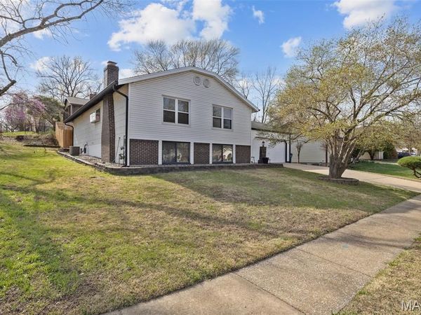 2301 Pheasant Run Drive, Maryland Heights, MO 63043