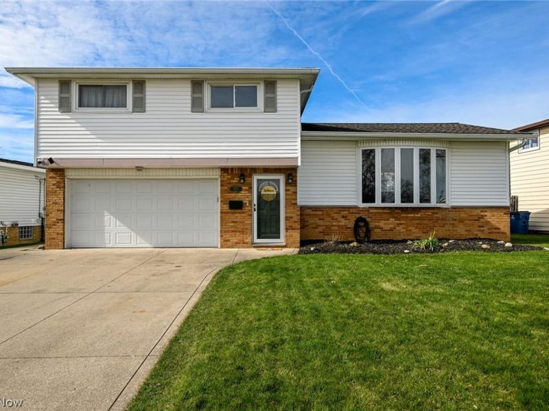 6878 Lantern Lane, Parma Heights, OH 44130 Photo 2