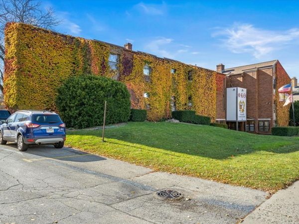 910 W Hillcrest Drive , DeKalb, IL 60115