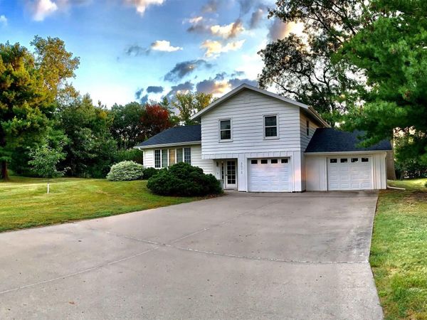 2010 Country Club Drive, Grinnell, IA 50112