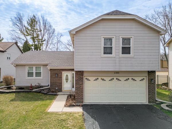 1300 Big Horn Trail, Carol Stream, IL 60188