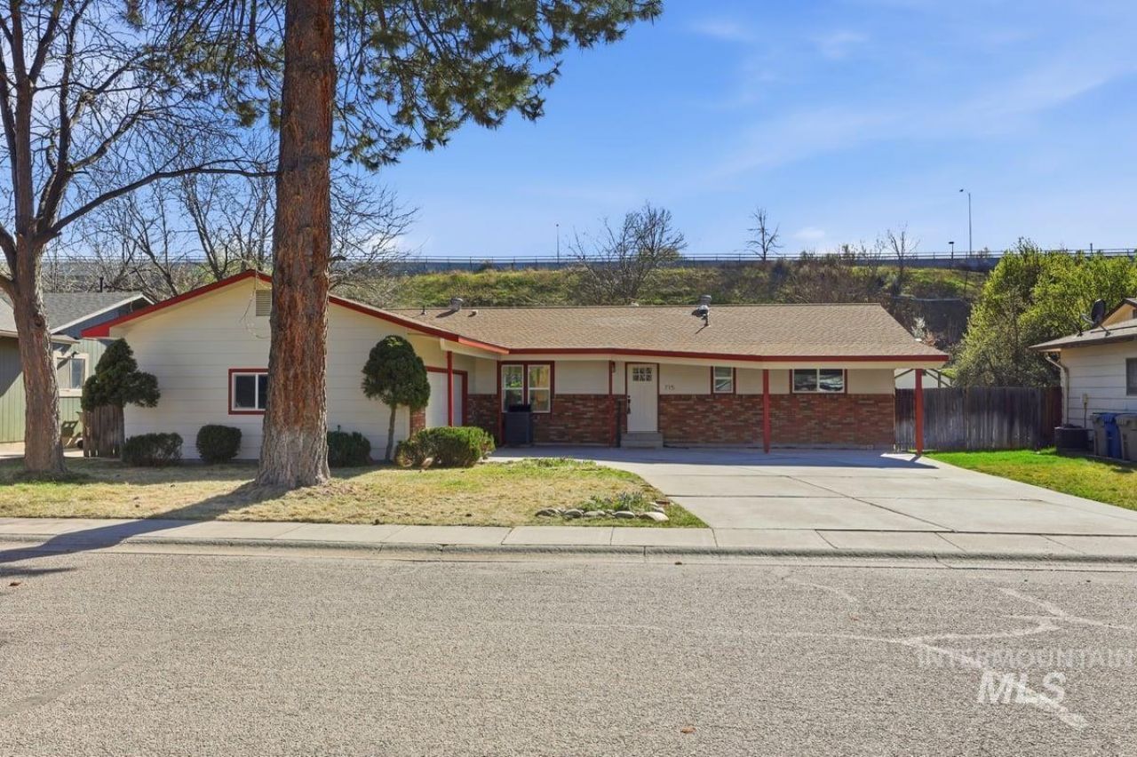 715 S Berwick Dr, Boise, ID 83706 Main Photo