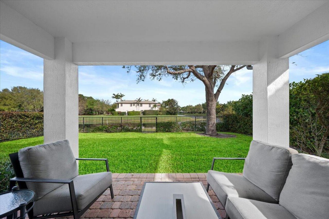 653 Castle Drive, Palm Beach Gardens, FL 33410 Photo