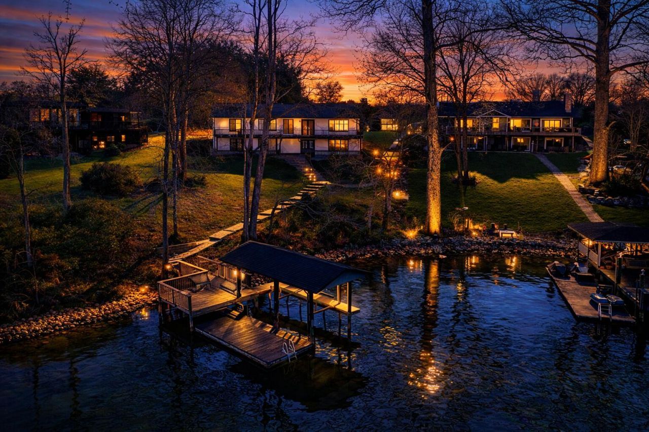 957 Lakemount Dr, Moneta, VA 24121 Main Photo