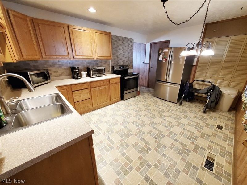 380 Adrian Drive, Berea, OH 44017 Photo 5