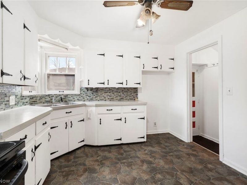 229 Everhard Road SW, North Canton, OH 44709 Photo 9