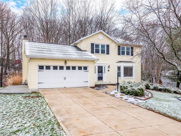 3260 Forest Overlook Drive, Seven Hills, OH 44131