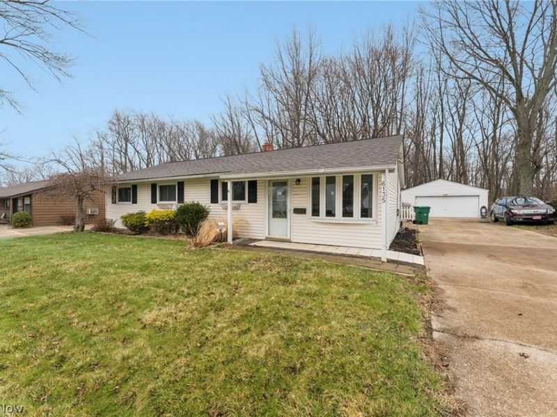 6135 Thistlewood Drive, Mentor, OH 44060 Photo 2